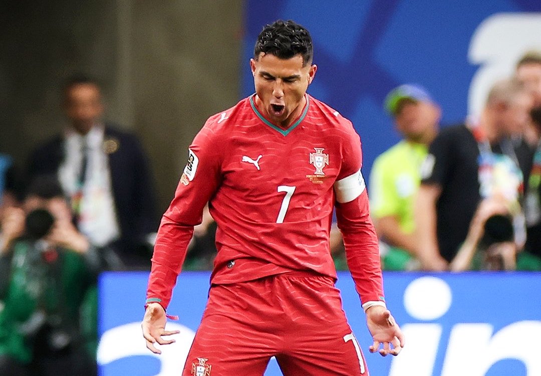 FabrizioRomano's tweet photo. 🚨🇵🇹 Cristiano Ronaldo: “I’m still proving that I’m capable of being here”.

“You have to prove yourself every day, and I’ve shown with both my clubs and the national team that I’m still scoring goals”.

“We will need every player in order to start the campaign in the right way”. https://t.co/dwWxoA1CsB