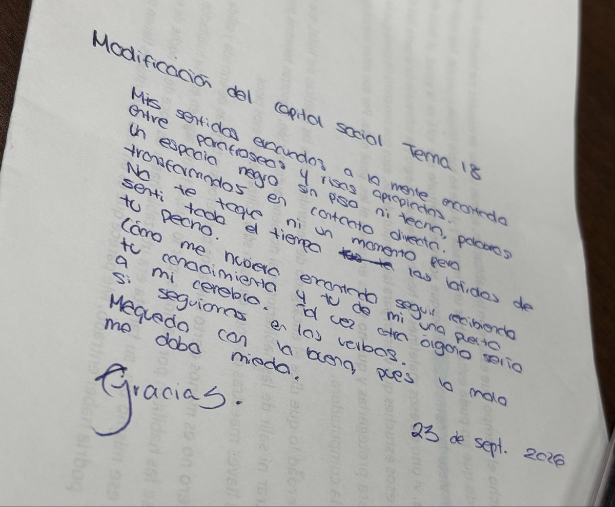 littlxfrog_gee's tweet photo. Mis sentidos evacuados a la mente encantada entre parafraseos y risas apropiadas.
Un espacio negro sin piso ni techo, palabras transformadas en contacto directo. No te toque ni un momento pero sentí todo el tiempo los latidos de tu pecho.
Como mente hubiera encantado seguir… https://t.co/spXSYdWxgH