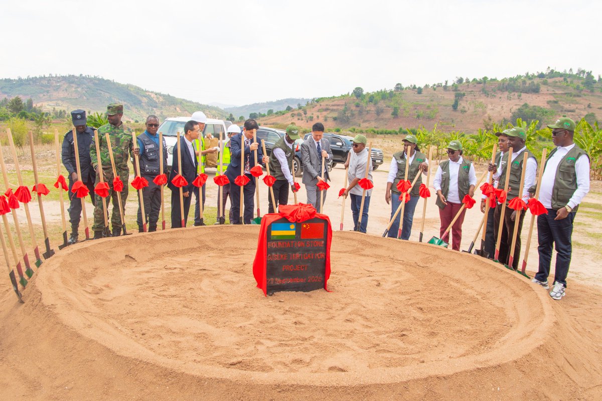 EcoAgriMedia's tweet photo. Rwanda has launched the $47 million Giseke Irrigation Project in @GisagaraDistr , aimed at boosting climate-resilient and market-oriented agriculture. 
The scheme includes a 6.5 million m³ dam and irrigation covering 2,670 hectares.
Read more at https://t.co/7BTT2OWETX
#AgriUpdatesRw