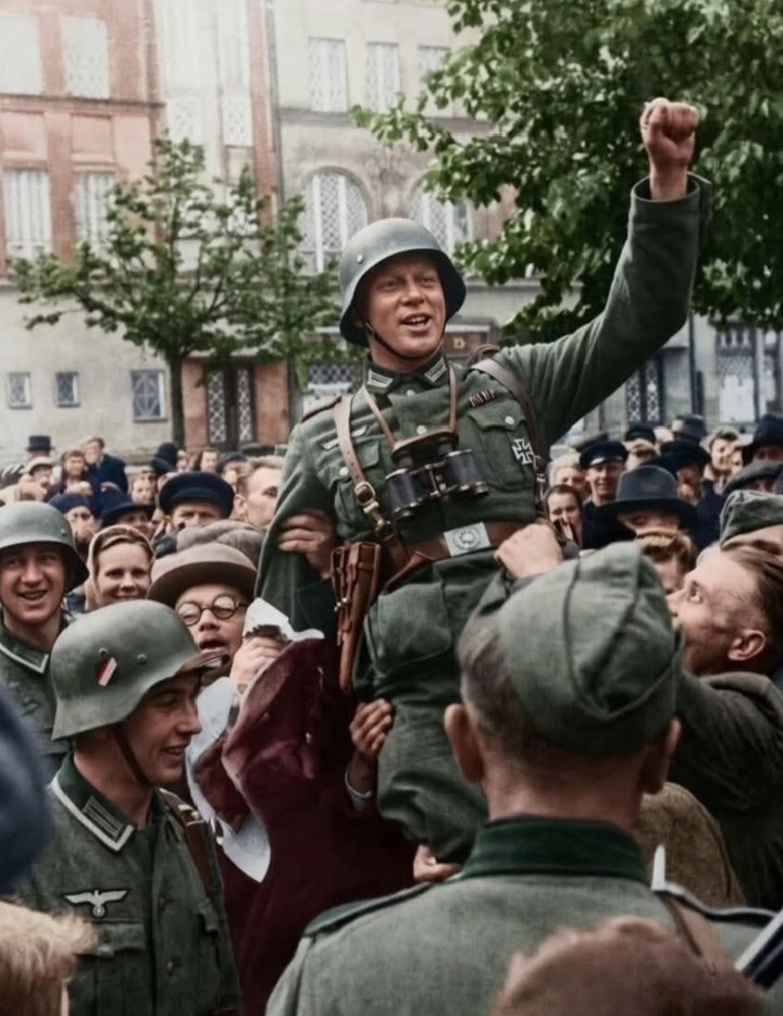 Das_Pazer's tweet photo. #Wehrmacht soldiers and local civilians celebrating the capture of Tallinn, #Estonia from #Soviet control in August or September 1941 during Operation #Barbarossa https://t.co/RboYOORsPC