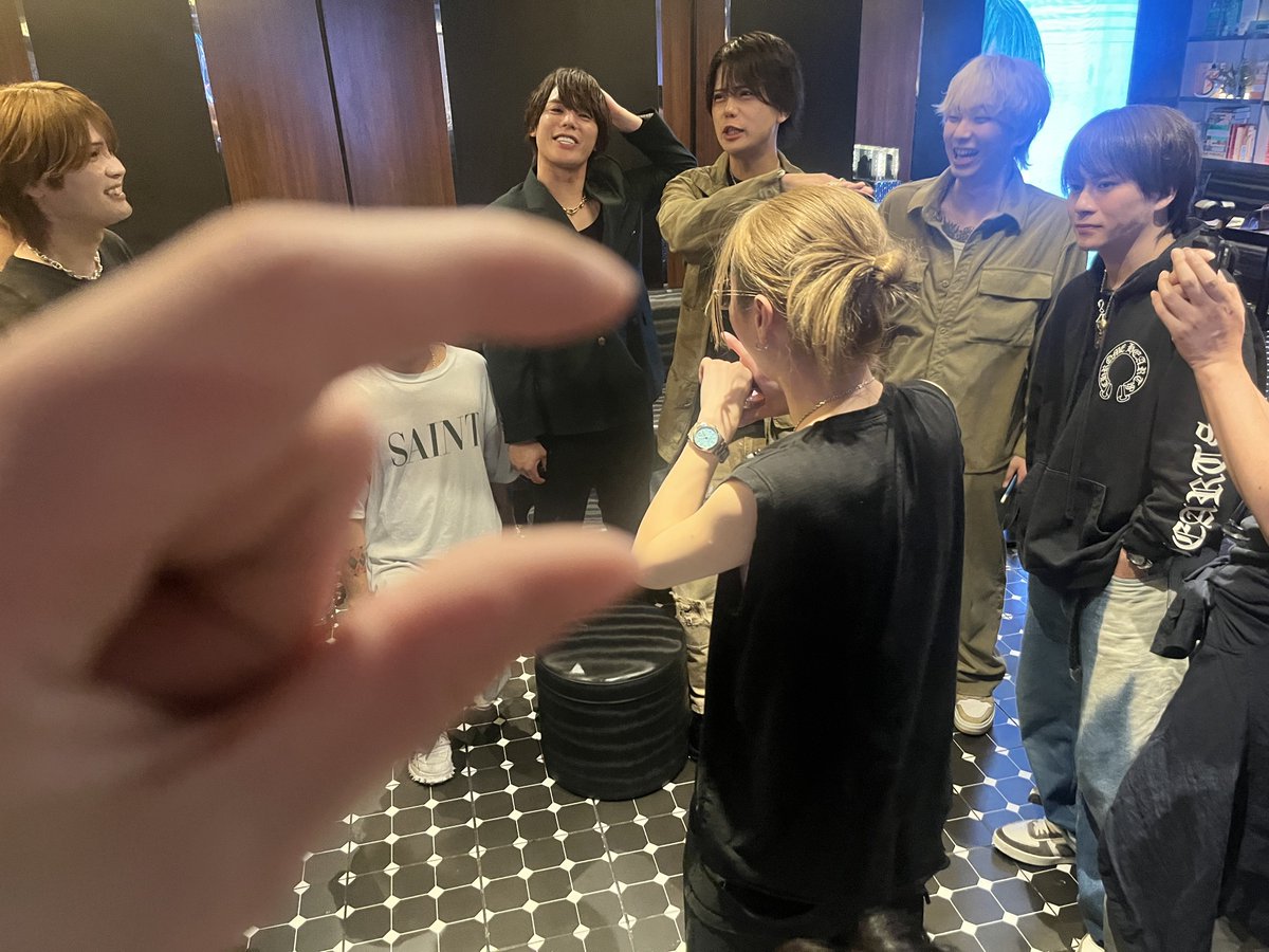 reborn_erio's tweet photo. 本日、成瀬心愛ゲスト出勤！！
大盛り上がりで終了しました！

誰からも愛される人柄すぎた❤️

あと小さくて可愛かった❤️

#ホストコール 
 #ラストコール 
 #成瀬心愛
 #ホスト https://t.co/oCVVP2NjfN