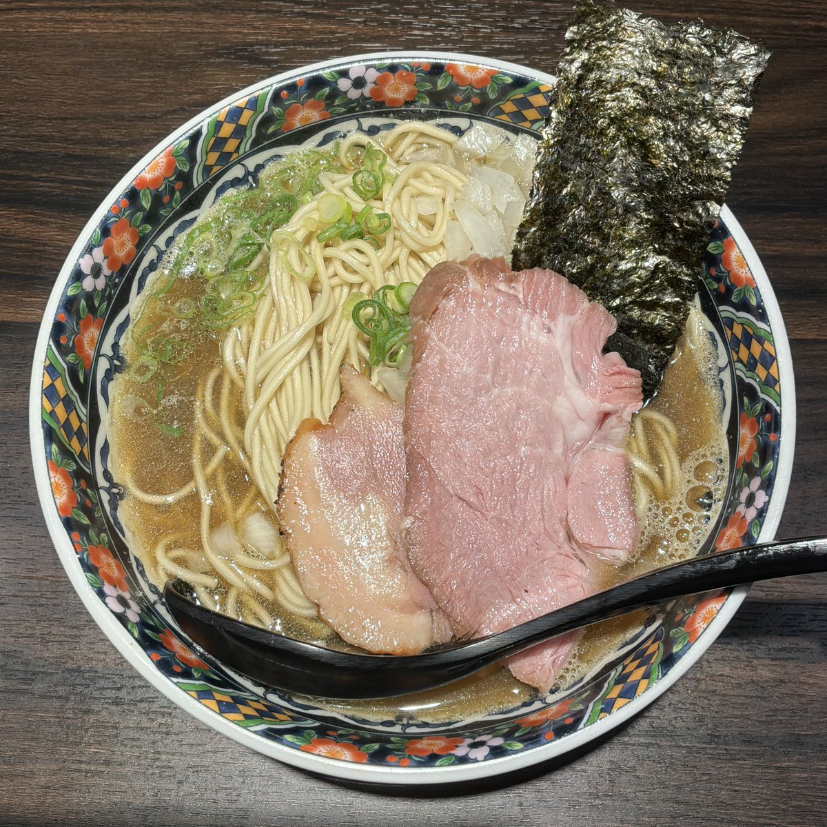 watanabejuan's tweet photo. 神田「神田煮干中華蕎麦 まいまい」で、中華蕎麦。亀戸「つきひ」の3号店です。店名通り、煮干しです。味はともかくとして、このビジュアルで良いのかなぁ。 https://t.co/BsxUQCF49r