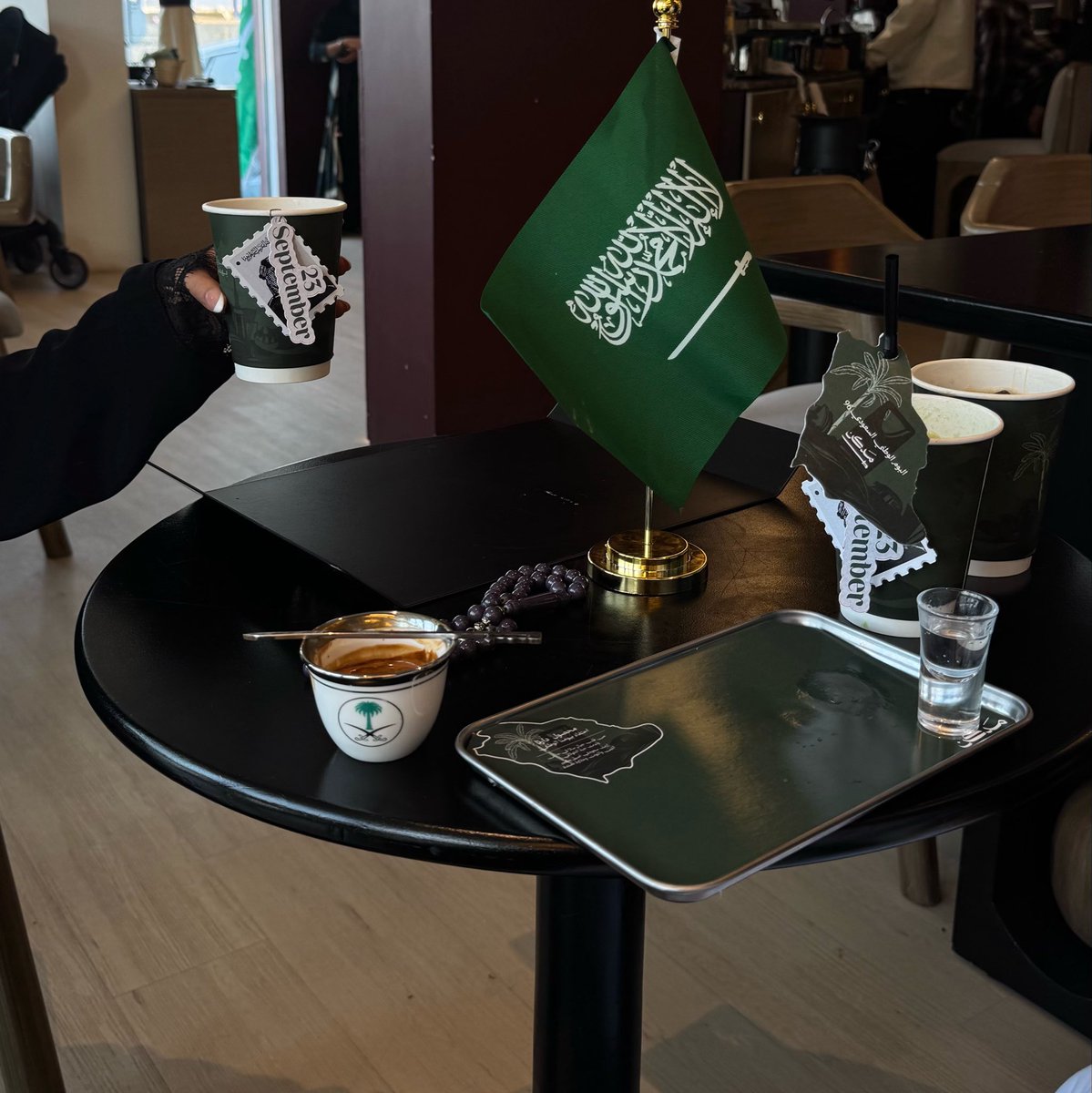 asma6ii's tweet photo. " قهوة ممزوجة بِـ حُب أعظم دولة " 
                   « 🇸🇦🌴🤍 » https://t.co/naOlC2Fjln