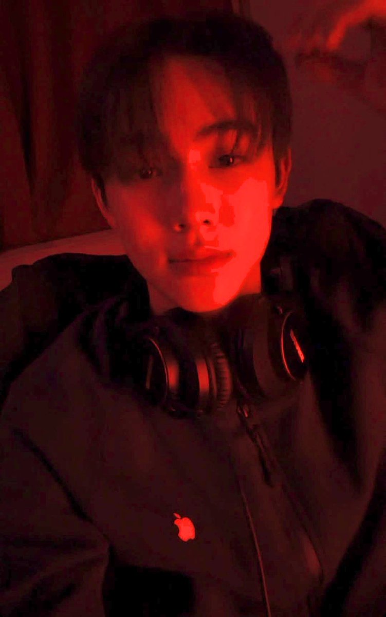 adorsean's tweet photo. redred :D

#CoerSelcaDay #COSD #Seonghyeon https://t.co/VmPFU0NzZe