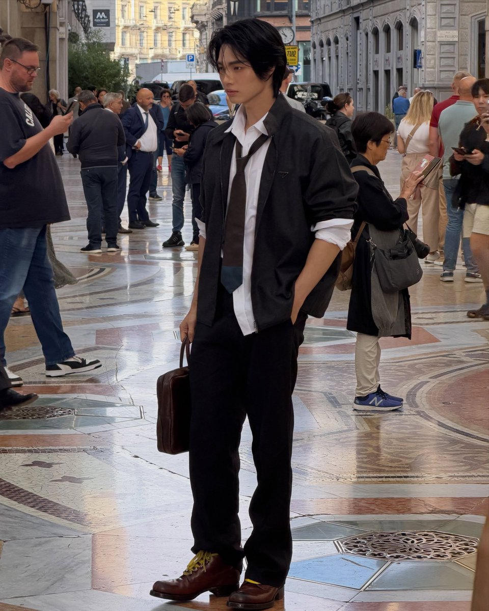 Aomshiro225's tweet photo. ชอบลุคนี้มาก หล่อ คาวาอี้มาก 
ชอบชุด PRADA เพราะดีไซน์มันเยอะมากนี่แหละ
รอติดตามคอนเท้นเลยคับ

WIN DEFINES PRADA SS27

#PRADASS27xWIN #PRADASS27
#Prada #PradaxWin #winmetawin 
@Prada @winmetawin https://t.co/9G3xiAmU2v