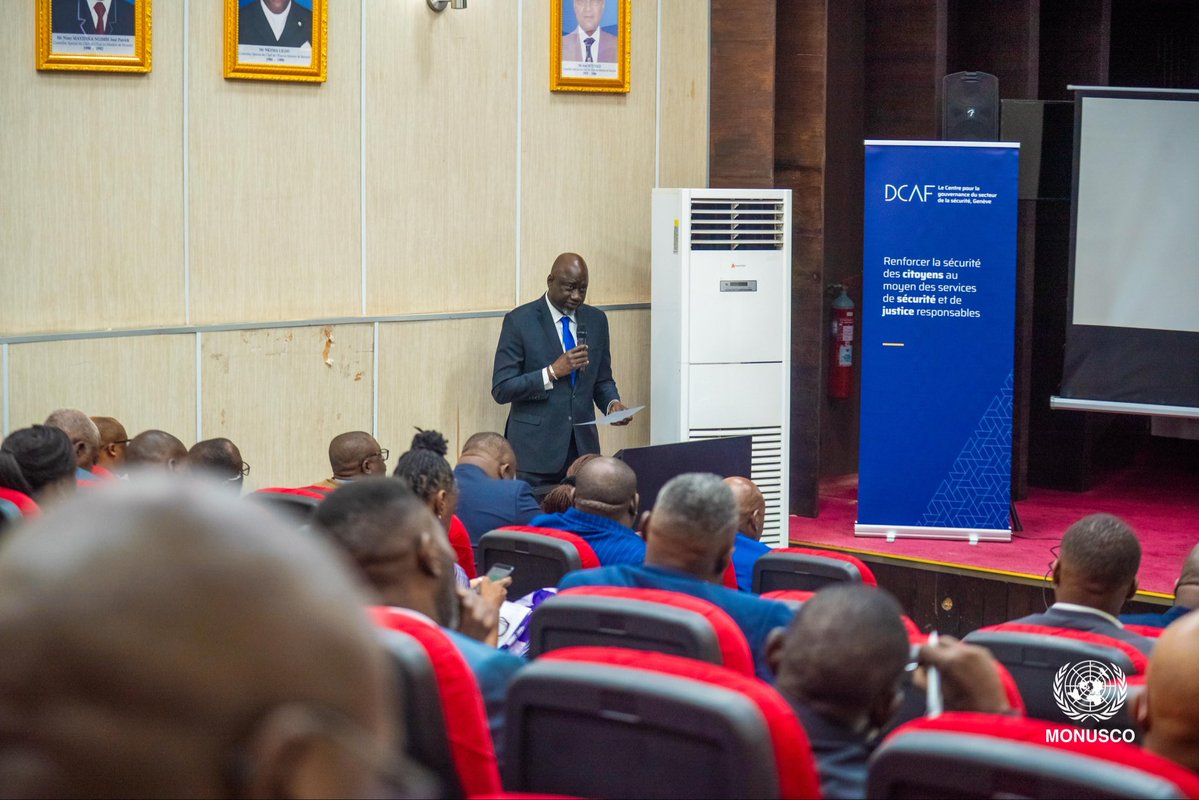MONUSCO's tweet photo. 1/2
Du 21 au 23 septembre à kinshasa, le #CNS, avec l'appui technique de la MONUSCO et de #DCAF, a réuni des experts nationaux et internationaux pour examiner les enjeux de gouvernance de la sécurité privée en #RDC et les priorités de réforme. #RSS https://t.co/zIFJqtESzW