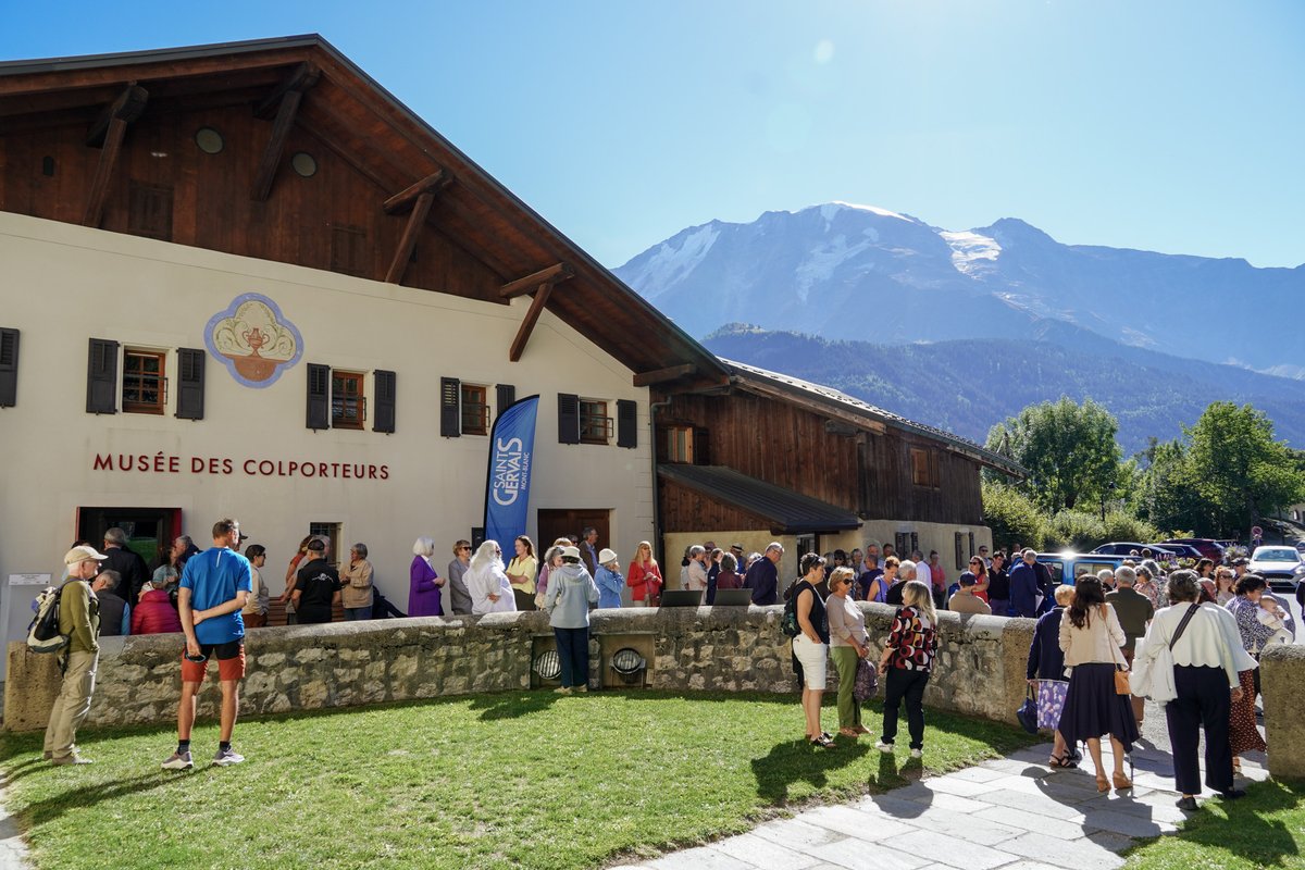 Saint_Gervais's tweet photo. [CULTURE ⚱️]
Samedi 19 septembre, un nouveau chapitre de l’histoire culturelle de Saint-Gervais s’est écrit à l’occasion de l’inauguration du Musée des Colporteurs.

👉 Lire l'article : https://t.co/WnAl04X2u6 https://t.co/bdwtUcl8Ga