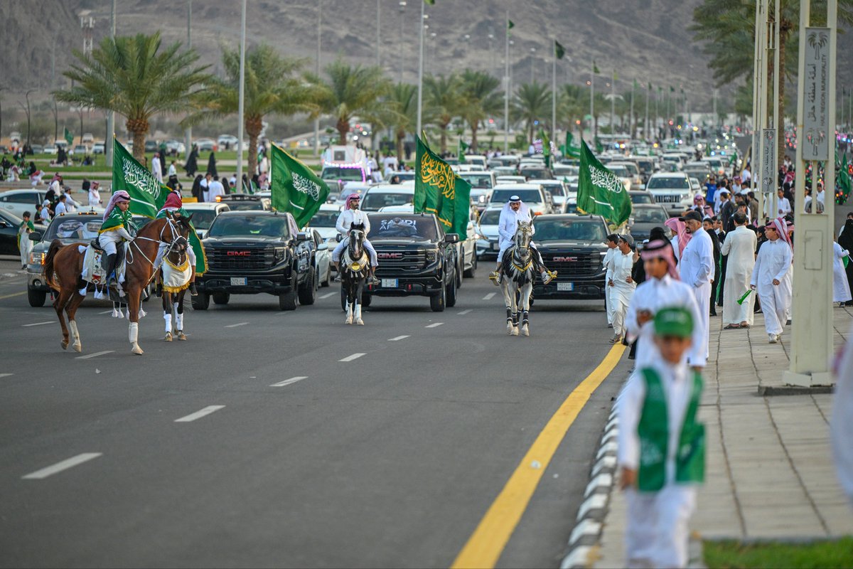 emara_hail's tweet photo. 📸 | #صور 

مسيرة الخيل الوطنية في #حائل، مشهدٍ يجسّد أصالة الموروث السعودي والفخر بتاريخ الوطن.

#عزنا_بطبعنا | #اليوم_الوطني_السعودي https://t.co/W3HNHKBHsK