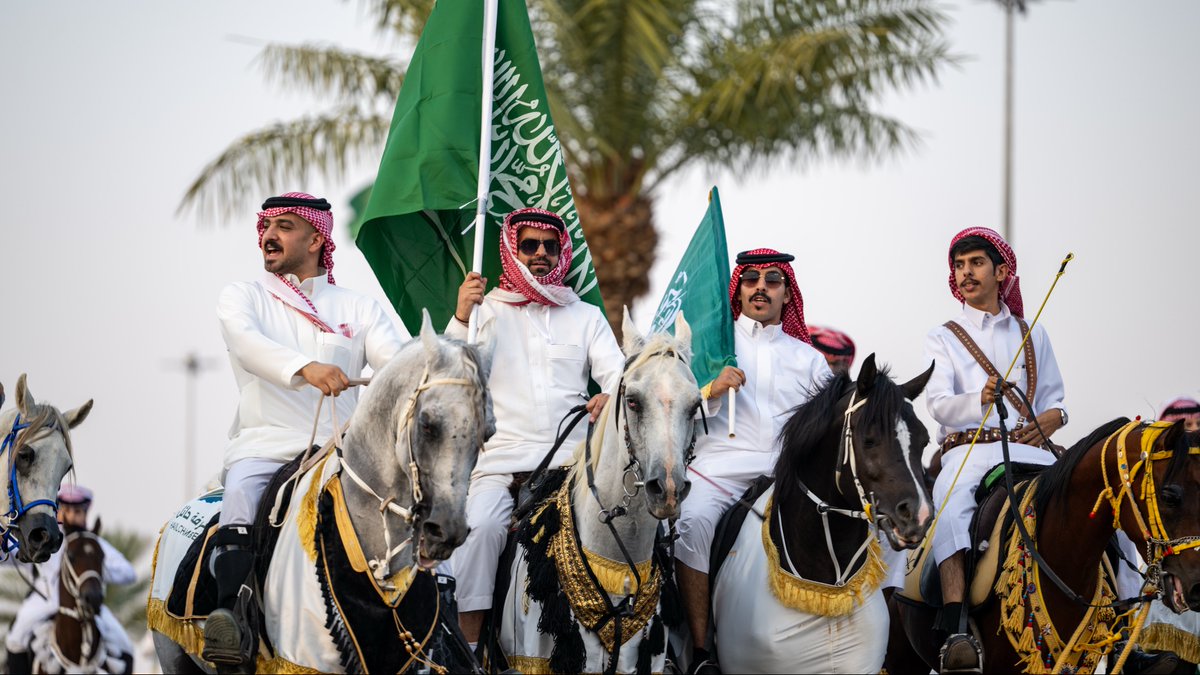 emara_hail's tweet photo. 📸 | #صور 

مسيرة الخيل الوطنية في #حائل، مشهدٍ يجسّد أصالة الموروث السعودي والفخر بتاريخ الوطن.

#عزنا_بطبعنا | #اليوم_الوطني_السعودي https://t.co/W3HNHKBHsK