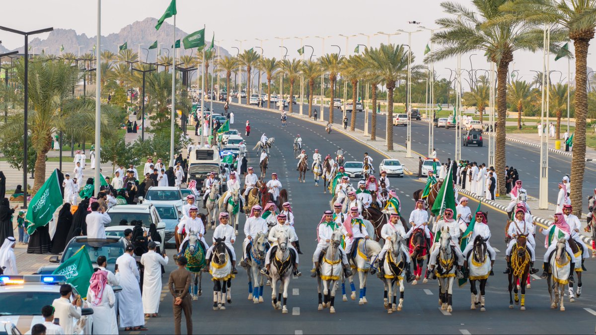 emara_hail's tweet photo. 📸 | #صور 

مسيرة الخيل الوطنية في #حائل، مشهدٍ يجسّد أصالة الموروث السعودي والفخر بتاريخ الوطن.

#عزنا_بطبعنا | #اليوم_الوطني_السعودي https://t.co/W3HNHKBHsK
