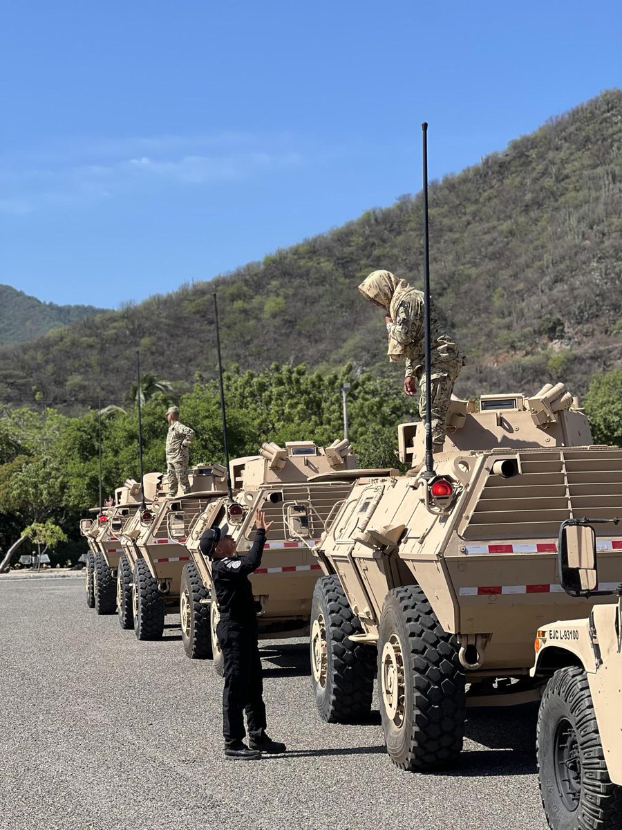 FuerzasMilCol's tweet photo. Más de 500 soldados, marinos y aviadores de las Fuerzas Militares, llegaron al Caribe para fortalecer el control territorial. Pelotones en tierra, incluyendo unidades de Fuerzas Especiales, componentes fluviales y sobrevuelos permanentes hacen parte del dispositivo desplegado para neutralizar cualquier amenaza a la estabilidad de #SantaMarta y la región. 
#ContundenciaOperacional