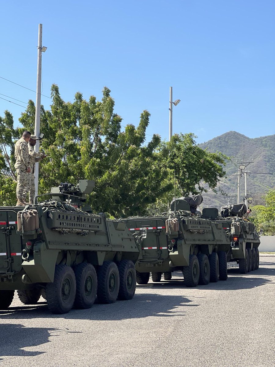 FuerzasMilCol's tweet photo. Más de 500 soldados, marinos y aviadores de las Fuerzas Militares, llegaron al Caribe para fortalecer el control territorial. Pelotones en tierra, incluyendo unidades de Fuerzas Especiales, componentes fluviales y sobrevuelos permanentes hacen parte del dispositivo desplegado para neutralizar cualquier amenaza a la estabilidad de #SantaMarta y la región. 
#ContundenciaOperacional