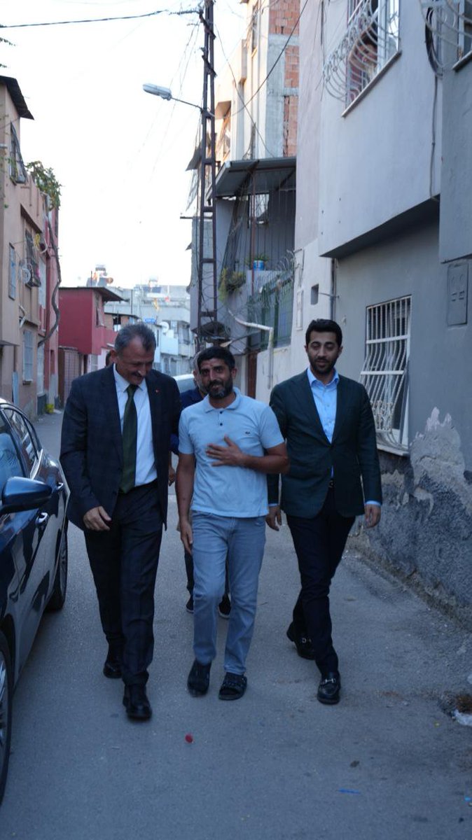 coskunali_01's tweet photo. İl Başkan Yardımcımız Sayın Zeynel Üstemel, İlçe Başkan Yardımcımız Necim Tantik ve İlçe Yönetim Kurulu Üyemiz Eyüp Koca ile birlikte, Gülbahçesi Mahallemizde Hüseyin Sagu kardeşimizin evine misafir olduk. Kıymetli anne ve babasının hayır dualarını aldık.

Bizim anlayışımız; kapıları değil gönülleri çalmak, büyüklerimizin duasını yolumuza azık etmektir. Milletimizin duası, yürüdüğümüz bu kutlu yolun en büyük gücüdür.

#GüçlüTeşkilatGüçlüSeyhan

@Akparti @omerrcelik @abuyukgumus @yahyacelik_ @ozmehmetemin @avmustafaozkan @Zeynelustemel @KaramikSunay @abdullahdogru01 @farukaytek