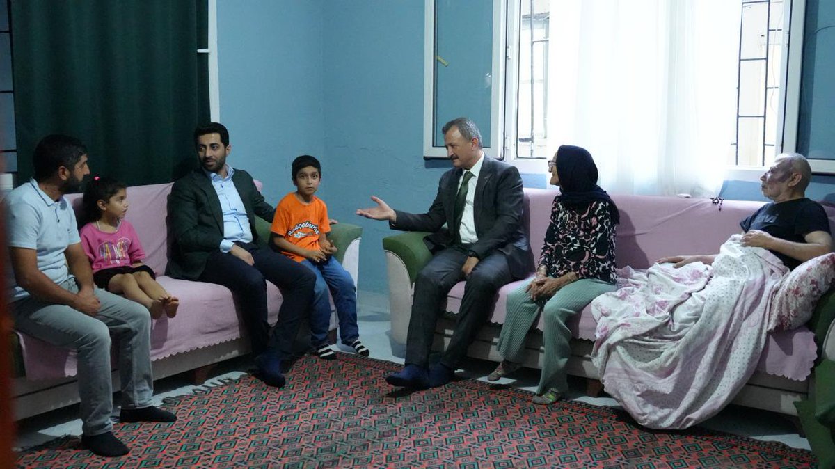 coskunali_01's tweet photo. İl Başkan Yardımcımız Sayın Zeynel Üstemel, İlçe Başkan Yardımcımız Necim Tantik ve İlçe Yönetim Kurulu Üyemiz Eyüp Koca ile birlikte, Gülbahçesi Mahallemizde Hüseyin Sagu kardeşimizin evine misafir olduk. Kıymetli anne ve babasının hayır dualarını aldık.

Bizim anlayışımız; kapıları değil gönülleri çalmak, büyüklerimizin duasını yolumuza azık etmektir. Milletimizin duası, yürüdüğümüz bu kutlu yolun en büyük gücüdür.

#GüçlüTeşkilatGüçlüSeyhan

@Akparti @omerrcelik @abuyukgumus @yahyacelik_ @ozmehmetemin @avmustafaozkan @Zeynelustemel @KaramikSunay @abdullahdogru01 @farukaytek