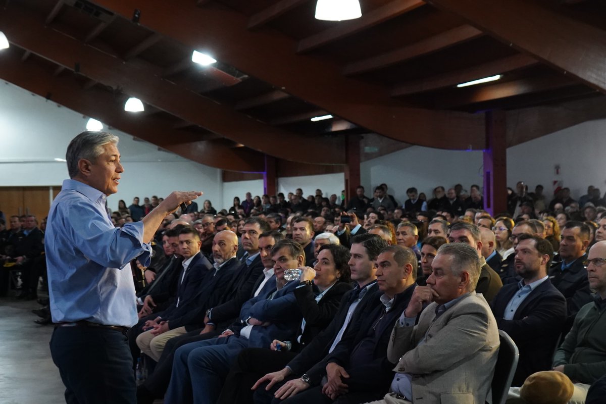 Rolo_Figueroa's tweet photo. NEUQUÉN ESTÁ CAMBIANDO

Reunimos a los ministerios de Seguridad, Economía, Producción e Industria, y Energía para seguir trabajando de manera coordinada frente a los desafíos de una provincia que crece y se transforma. Es un cambio generacional el que estamos afrontando para transformar Neuquén y construir la provincia que viene.

Ordenar para redistribuir, impulsar la producción y el empleo, fortalecer la seguridad y aprovechar nuestros recursos con una mirada de futuro. El cambio se construye con trabajo en equipo y un Estado eficiente, cerca de la gente.