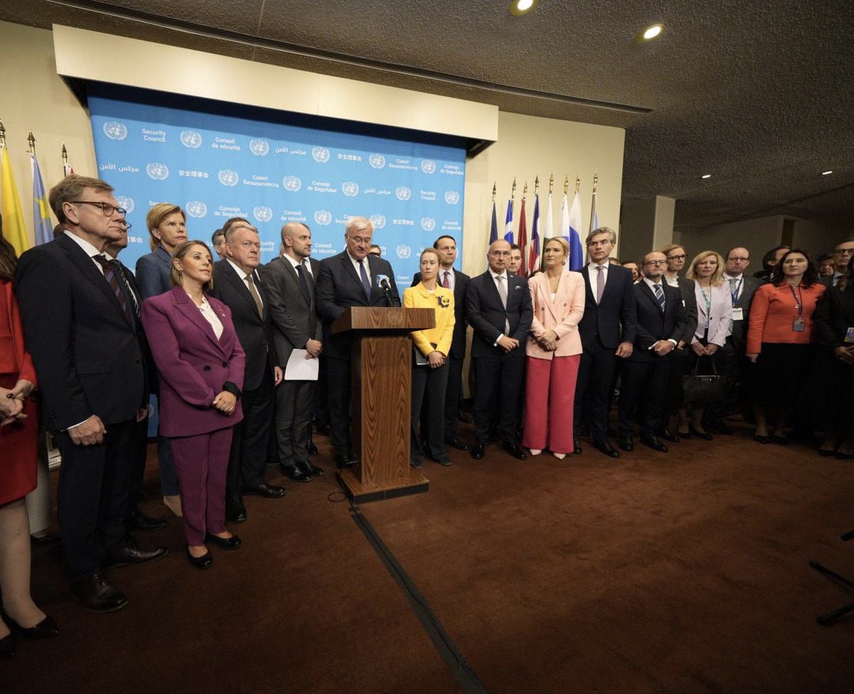 IrishMissionUN's tweet photo. Today, 🇮🇪 Minister @HMcEntee joined 🇺🇦 Minister @andrii_sybiha, 🇪🇺 HR/VP @kajakallas as one of 5️⃣1️⃣ countries to stand in solidarity with Ukraine as it defends itself from Russia’s illegal war of aggression.

Member States called for full respect for international law, accountability and for the protection of civilians.

Ukraine wants peace. We want peace. 

Russia must stop its aggression, accept a ceasefire, and engage meaningfully in negotiations towards a comprehensive, just and lasting peace in accordance with international law.