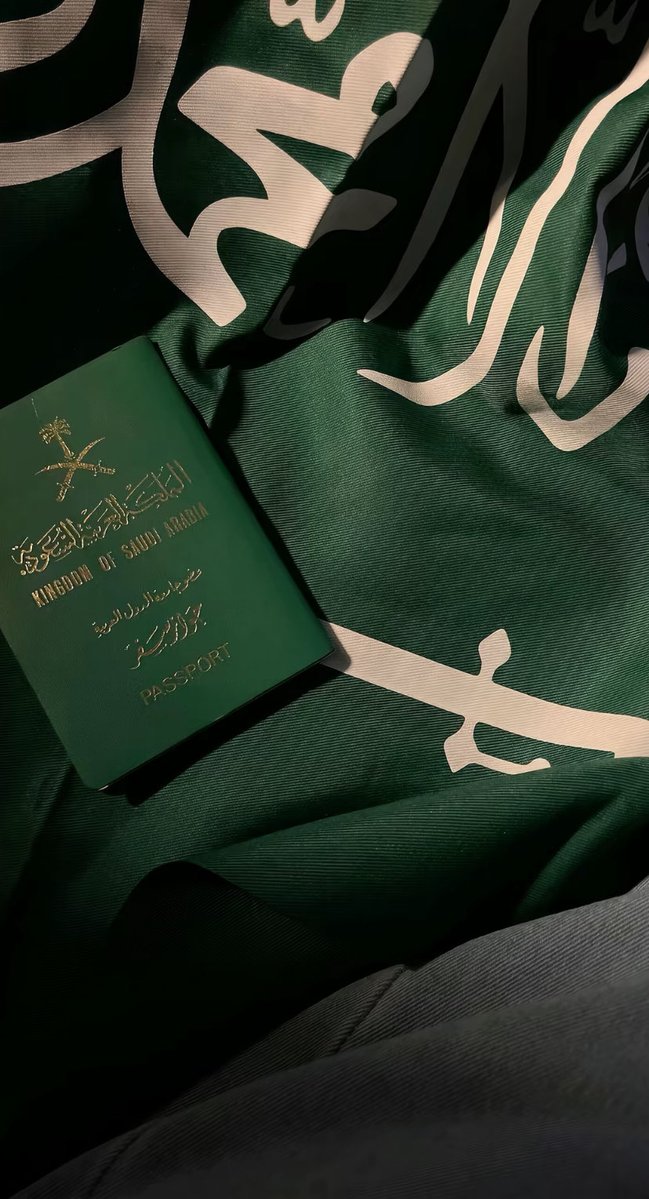 uzxiiii's tweet photo. لا نحتفل بتاريخٍ مضى بل نفتخر بوطنٍ شامخ يواصل مسيرته نحو المجد والتقدم ، وطنٌ جمعنا على أرضه ومنحنا الأمن والأمان وأصبح حاضره إنجازًا ومستقبله طموحًا ، نسأل الله أن يحفظ مملكتنا العزيزة وولاة أمرها وشعبها وأن يدم علينا نعمة الاستقرار والرخاء 💚 https://t.co/17fKrdYTnI