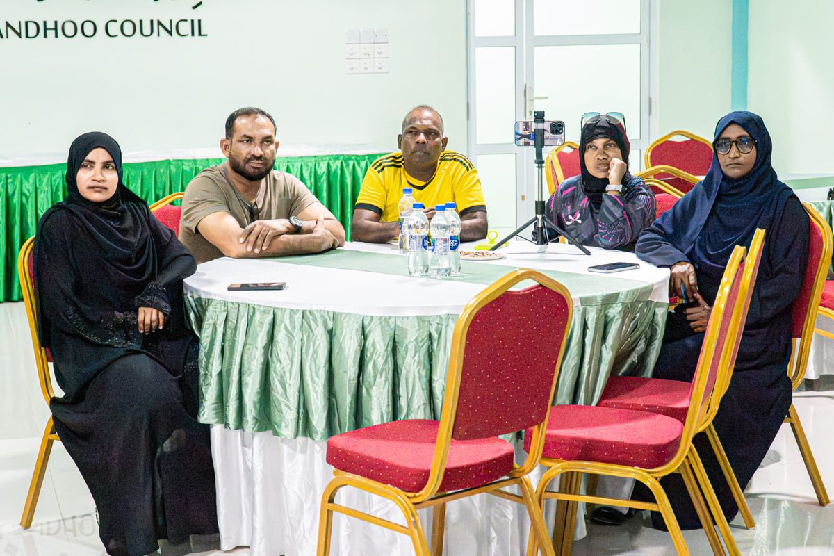 MoYSF_mv's tweet photo. The Maldives National Institute of Sports (MNIS), in collaboration with Shaviyani Milandhoo Council and the Badminton Association of Maldives, has launched a Badminton Umpire Course running from 22–28 September.

Guided by experienced instructors Ali Abdul Kareem and Ahmed Shiham, the course is equipping participants with the knowledge, skills, and confidence needed to officiate the game at a higher level.