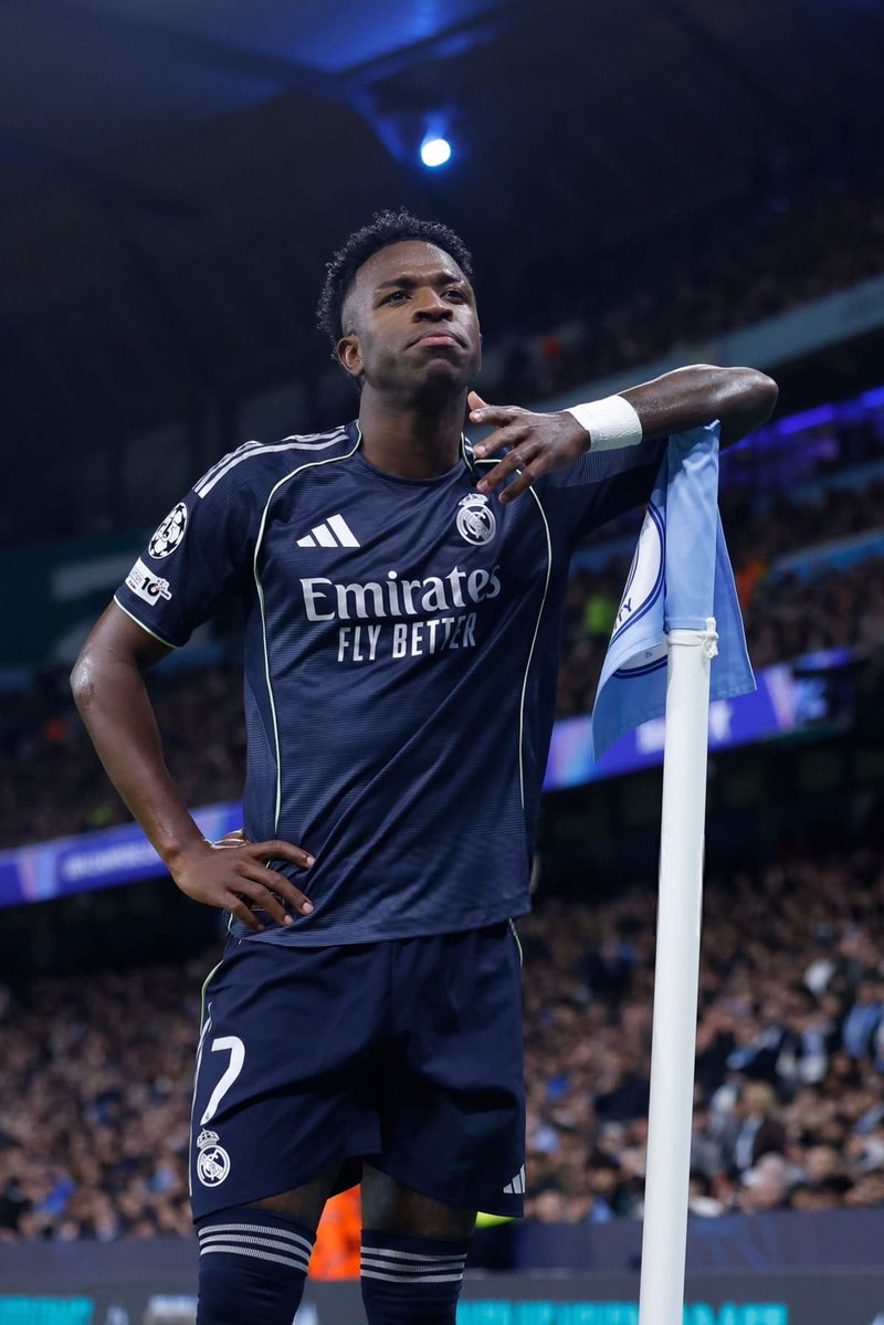 theMadridZone's tweet photo. 🚨 STAT: Only 3 players have recorded 10+ G/A against the English “Big 6” in the Champions League KO stage: 

• Lionel Messi 
• Karim Benzema 
• Vinícius Jr. 

🔥 @MadridMuse https://t.co/6GV9QDALPO