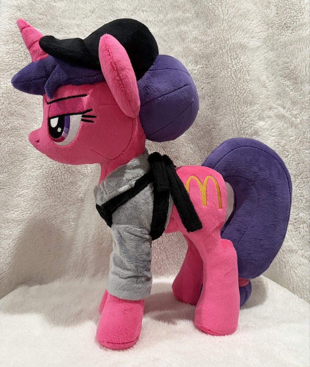 FrostbyteFilly's tweet photo. Well… somepony has to be in charge of making hayburgers for Princess Twilight 🫡

Maredonald’s pony based off of the iconic comic by @plunger_notreal 🍔 https://t.co/48RJ7XMfVS