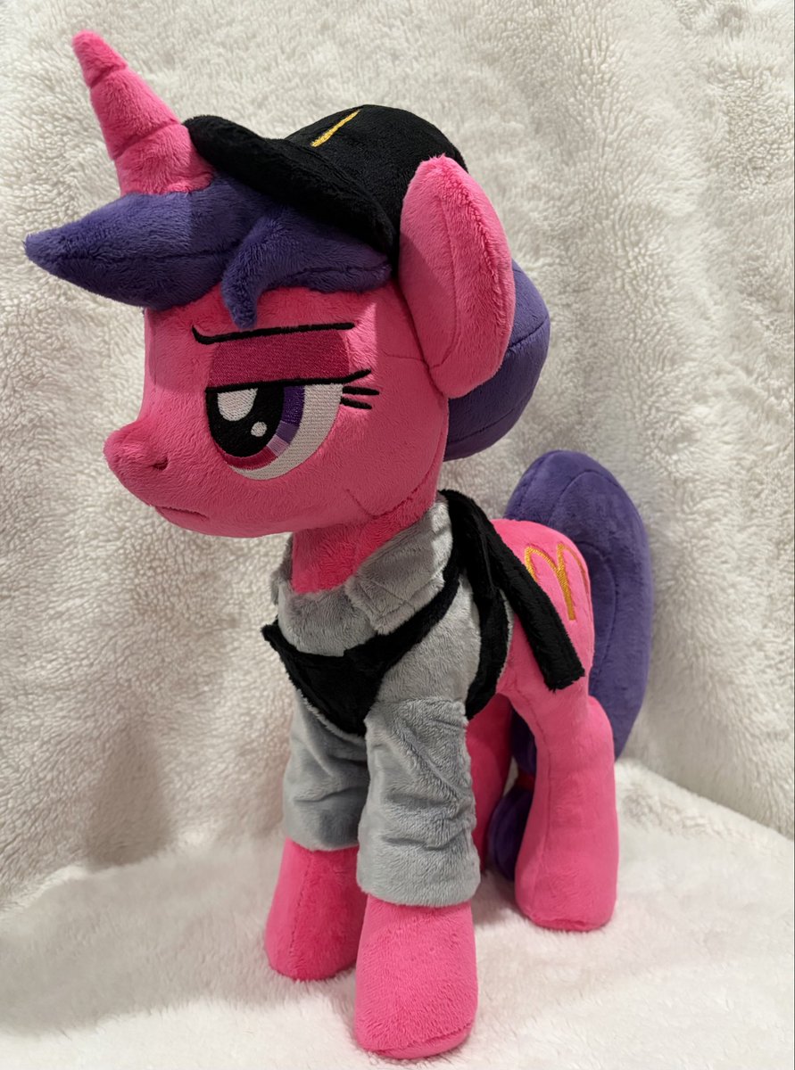 FrostbyteFilly's tweet photo. Well… somepony has to be in charge of making hayburgers for Princess Twilight 🫡

Maredonald’s pony based off of the iconic comic by @plunger_notreal 🍔 https://t.co/48RJ7XMfVS
