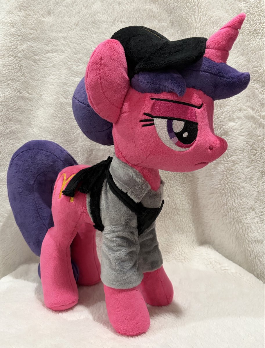 FrostbyteFilly's tweet photo. Well… somepony has to be in charge of making hayburgers for Princess Twilight 🫡

Maredonald’s pony based off of the iconic comic by @plunger_notreal 🍔 https://t.co/48RJ7XMfVS