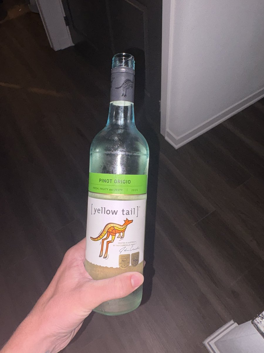 GarySuddeth's tweet photo. Classic foid apartment I’m gonna kill this whole bottle fellas #LANK https://t.co/ICcVyzRZKq