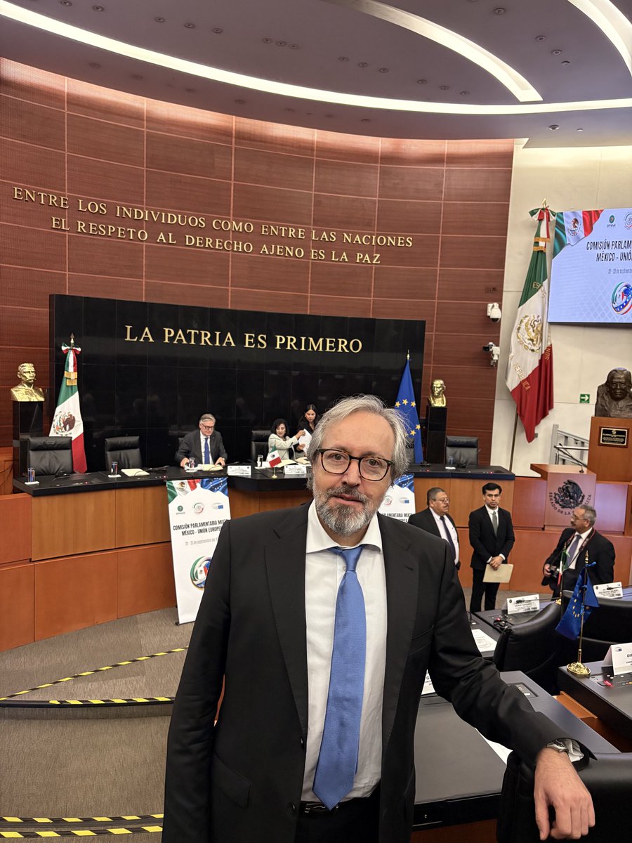 JC_Girauta's tweet photo. En el Senado de Méjico. Propongo que coloquemos el mismo lema en las cámaras de España: LA PATRIA ES PRIMERO https://t.co/zBZ31CEPSp