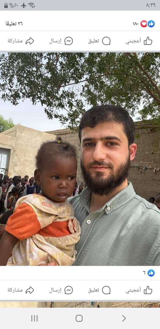 mmustafauzun's tweet photo. Vefatından hemen önce peçeteye Gazze ile alakalı bir projeyi çizmişti

Ömrünü İslami faaliyetlere adayan ve geçtiğimiz günlerde kanser hastalığından vefat eden Hasan Aksoy’un anestezi etkisinde sorduğu tek şey:

“Gazze’ye ne oldu?”

1993 yılında dünyaya gelen Hasan, aslen Mardinli bir ailenin evladıydı. Babası, Doğu ve Güneydoğu Anadolu bölgelerinde tanınan âlimlerden Molla Abdullah Hoca’dır. Abdullah Hoca, uzun yıllar boyunca ilim ve davet faaliyetlerinde bulunmuş, aynı zamanda İslami ilimlerin okutulduğu bir medresede eğitim çalışmalarını sürdürmüştür.Hasan, küçük yaşlardan itibaren babasının dizinin dibinde yetişmiş; İslami ilimlere ilgi duymuş ve bu alanda kendisini geliştirmeye gayret etmiştir. Henüz genç yaşlarından itibaren İslam coğrafyasında yaşanan acılara ve mağduriyetlere karşı duyarlı olmuş, ihtiyaç sahiplerine yönelik çeşitli yardım faaliyetlerinin içerisinde yer almıştır.

Suriye’de savaşın başlamasının ardından, ülkede yaşanan gelişmelere kayıtsız kalmamış; savaş boyunca mağdur olan insanların yanında bulunmuş, Suriye halkına birçok yardım ve destek faaliyetinde bulunmuştur. Bu süreçte mazlumların yanında yer almaya ve ihtiyaç sahiplerine ulaşmaya gayret etmiştir.

Suriye’de bulunduğu dönemlerde yardım faaliyetlerinin yanı sıra, sahip olduğu İslami ilimleri başkalarına aktarmaya gayret etmiş; davet çalışmaları, gençlik faaliyetleri ve çeşitli eğitim çalışmaları içerisinde aktif olarak yer almıştır.

Yalnızca Suriye’de değil; Afrika, Yemen, Gazze ve dünyanın farklı mazlum coğrafyalarında gerçekleştirilen birçok hayır ve yardım faaliyetinde emeği olmuş, ardında güzel hizmetler ve hayırla anılacak izler bırakmıştır.

2025 yılında yakalandığı kanser hastalığıyla yaklaşık bir yıl mücadele eden Hasan, hastalığı sebebiyle vefat etmiştir.

Ömrünü ilme, davete, yardımlaşmaya ve ihtiyaç sahiplerinin yanında olmaya adamaya gayret eden Hasan’ın geride bıraktığı güzel çalışmaların kendisi için sadaka-i câriye olmasını temenni ediyoruz.

Allah rahmet eylesin, mekânını cennet, makamını âli eylesin. 

Ailesine, yakınlarına ve sevenlerine sabr-ı cemil ihsan eylesin.