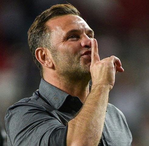 eyupyildiz's tweet photo. Galatasaray'ın başarılı hocası Okan Buruk'a ve başarılı olduğu için destek veren bizlere yapılan trol saldırıları (düzgünce eleştirenler hariç) hangi merkezden yönetiliyor acaba?
İstediğinizi yapın, başarısız olmadığı sürece hocamızın yanındayız.! https://t.co/EKJnjESfRy
