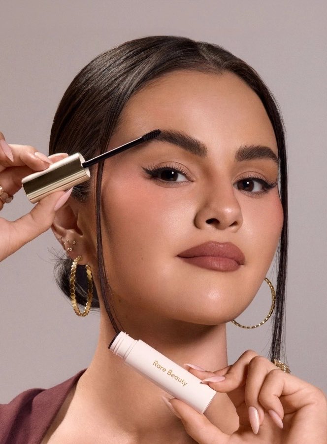 selenagomezbr's tweet photo. Selena Gomez para o Jumbo Brow Harmony Flexible Lifting Gel da Rare Beauty. 🤎 https://t.co/A0yHfLULN8