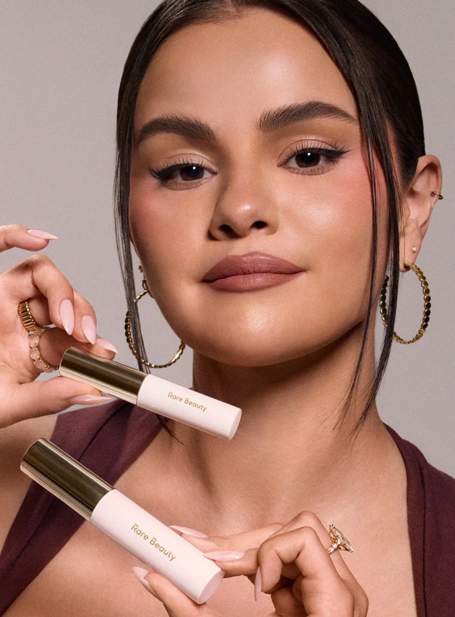 selenagomezbr's tweet photo. Selena Gomez para o Jumbo Brow Harmony Flexible Lifting Gel da Rare Beauty. 🤎 https://t.co/A0yHfLULN8