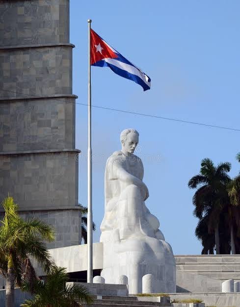 FisContEMPACAV's tweet photo. #Cuba habla con el corazón y con la historia

Somos un pueblo firme, digno y consecuente. Como escribió Martí, "con los pobres de la tierra quiero yo mi suerte echar" - y así, con humildad, seguimos de pie.

Un pueblo se  mide por su memoria y su capacidad de seguir adelante. https://t.co/JgKyn2Go90