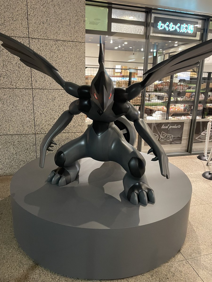 tettin_killtime's tweet photo. そういや今日は日本橋〜銀座あたり散歩してたんだけど、ちょうど今ポケモンのイベントやってるみたいでした。

道中「ゼクロムいたから写真撮ってたんだけど、横にいたキッズが「これガブリアス？」ってパパに言ったの。

そしたらパパがすごい勢いで
「ガブリアスがこんな色が濃いわけないだろ！」
って圧かけてた。

日本は平和だなぁ、という気持で散歩が出来てとてもよかったです😊
