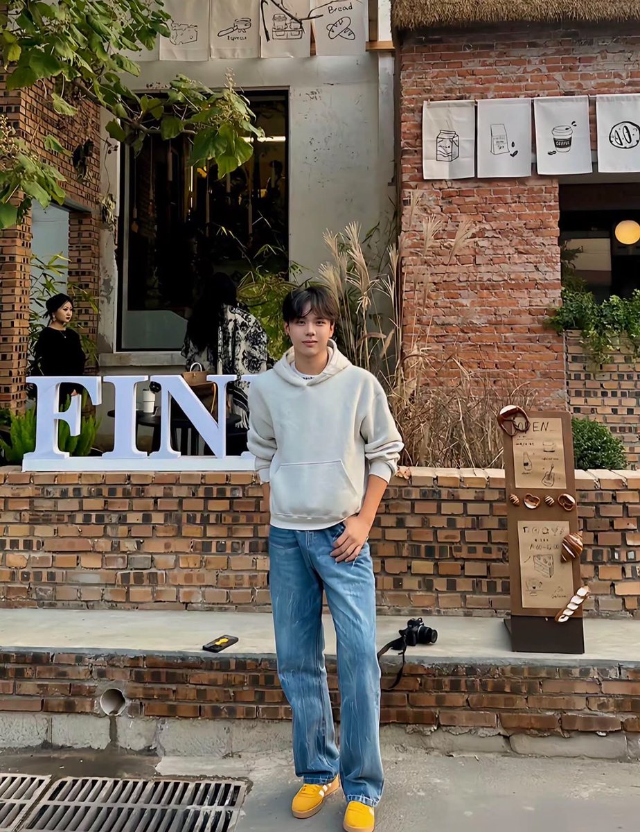 AdamEvansxc's tweet photo. 우리주원이 룸메 없이 혼자 방 쓴대요 내향인은 밖에서 사람들이랑 같이 있으면 기 빨려서 https://t.co/p3723KlrAw