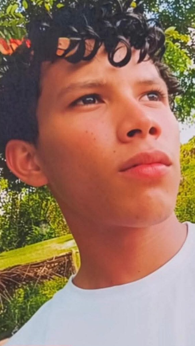 petrogustavo's tweet photo. En su idea de mostrar que es más macho que sus socios político/electorales llamado "Conquistadores de la Sierra", El gobierno asesinó a Ricardo Andres Rodriguez, joven campesino de 18 años que trabajaba en la zona.

Sucedió en la operación militar en Sierra Nevada https://t.co/aU5nHD6jmi
