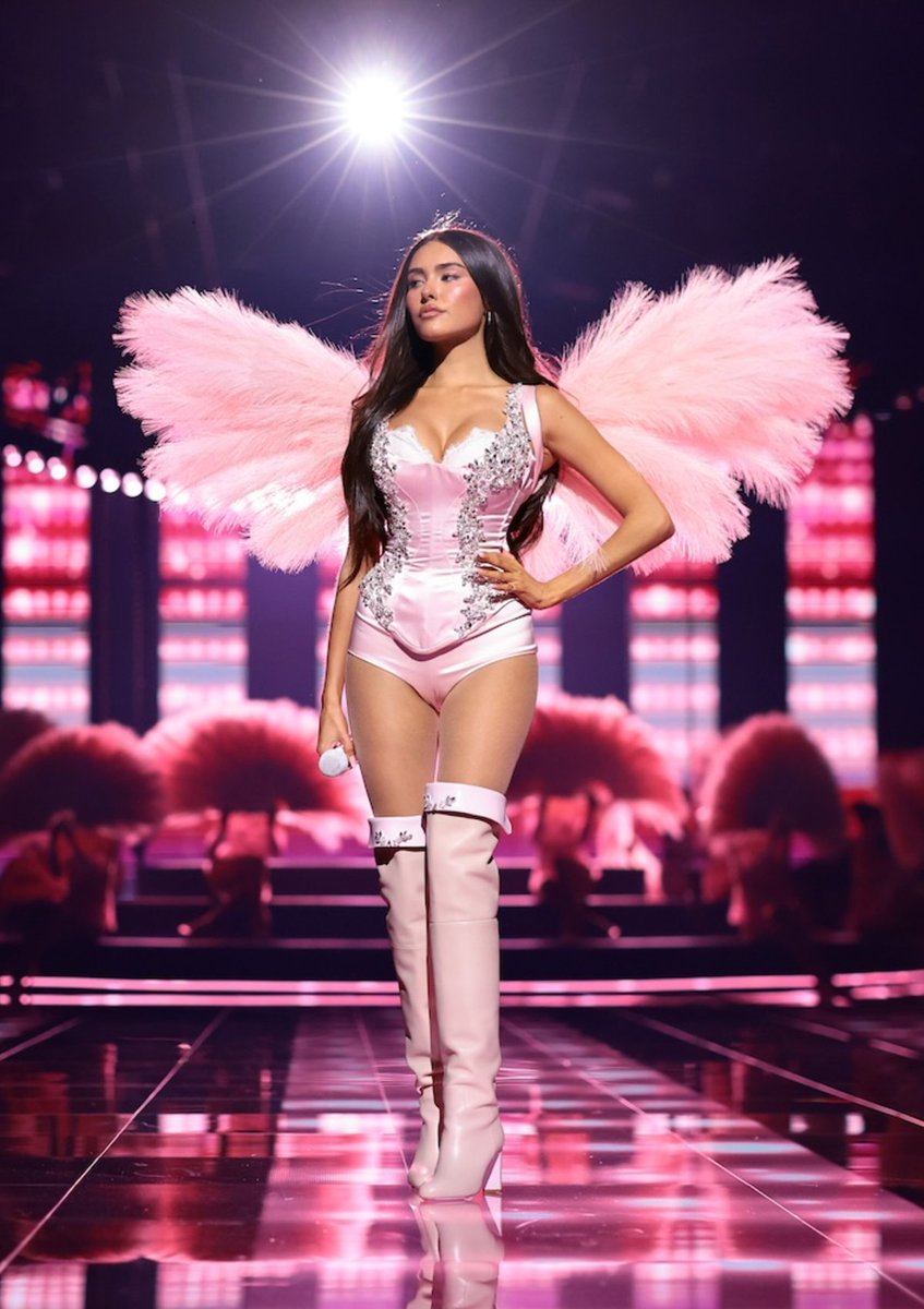 ShiinaBR's tweet photo. Madison Beer's Angelic Skin is based on her look from the 2025 Victoria's Secret Fashion Show https://t.co/XIfX1BlBfu