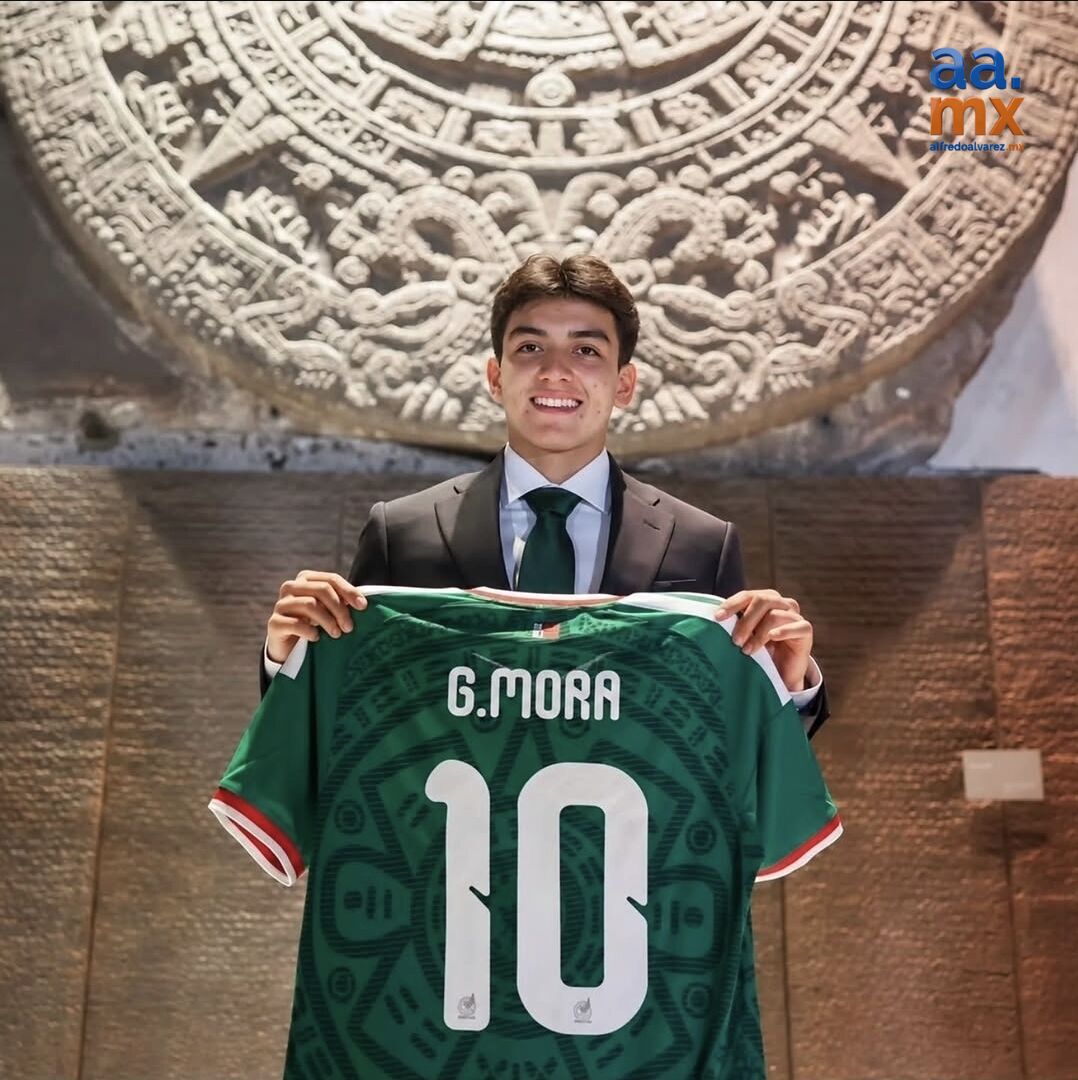alfredoalvarez1's tweet photo. Gilberto Mora hereda el 10 de la Selección Nacional. ¿Quiénes han sido los grandes 10 del TRI? Galindo, Cuauhtémoc, Giovani Dos Santos, Sinha, Ramón Ramírez. ¿Quién falta? ¿El mejor? ⚽️

#ElTri #SelecciónMexicana #GilMora https://t.co/orPYJFjbt3