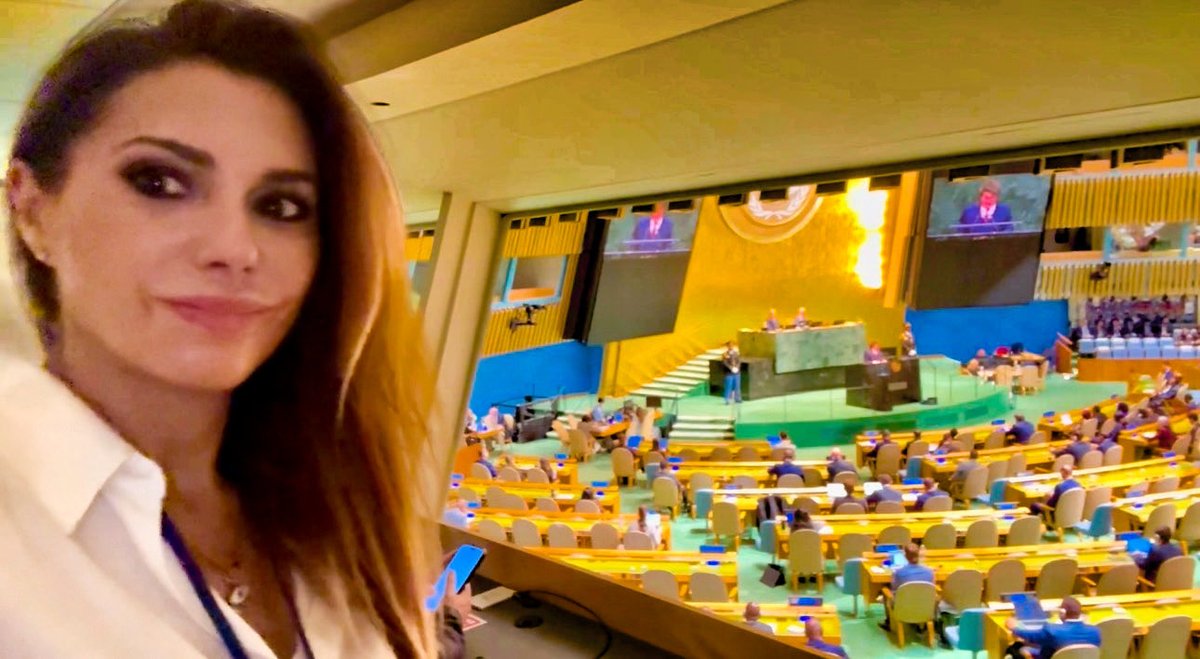 guadavazquez's tweet photo. Imaginate que los que dicen defender la República salgan a atacar a periodistas honestos por no investigar hoy un tema de Olivos, mientras vos estás toda la semana en la sede de las Naciones Unidas en New York, cubriendo un hecho histórico como es el conflicto por el petróleo de Malvinas con el Reino Unido. 
Qué manera de hablar pelotudeces @merihas y de difamar gratuita e injustamente a periodistas que se la pasan destapando casos de corrupción. Sigo trabajando. Vos seguí siendo una maleducada y una prepotente detrás de un teclado. #LasMalvinasSonArgentinas