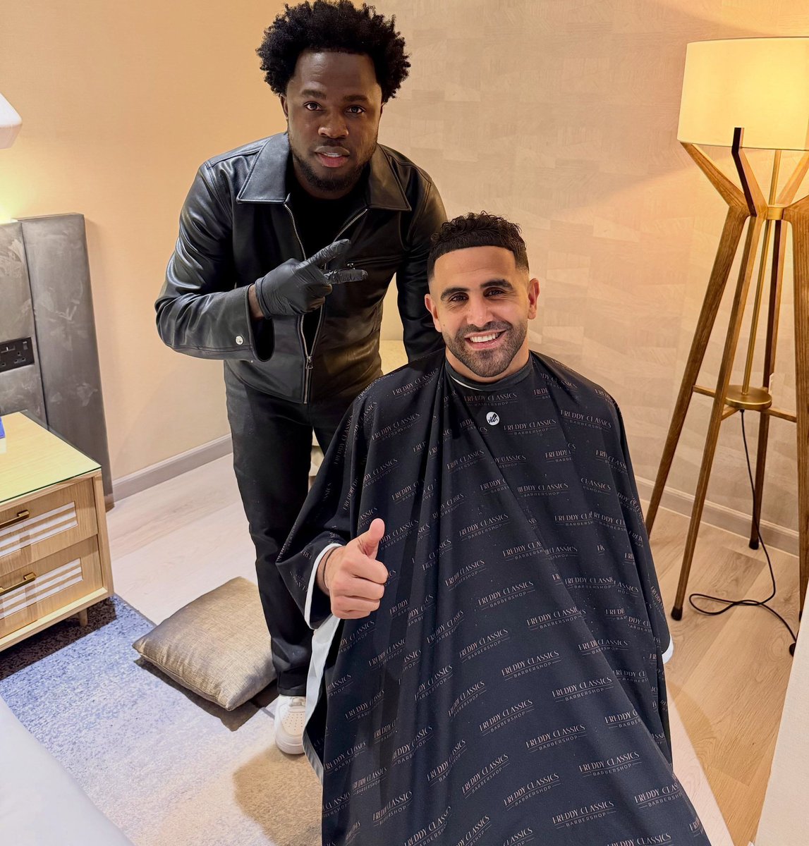 GioMahrez_26's tweet photo. Riyad Mahrez dans sa dernière apparition à Paris 🇨🇵📍 https://t.co/LXciAF9KAq