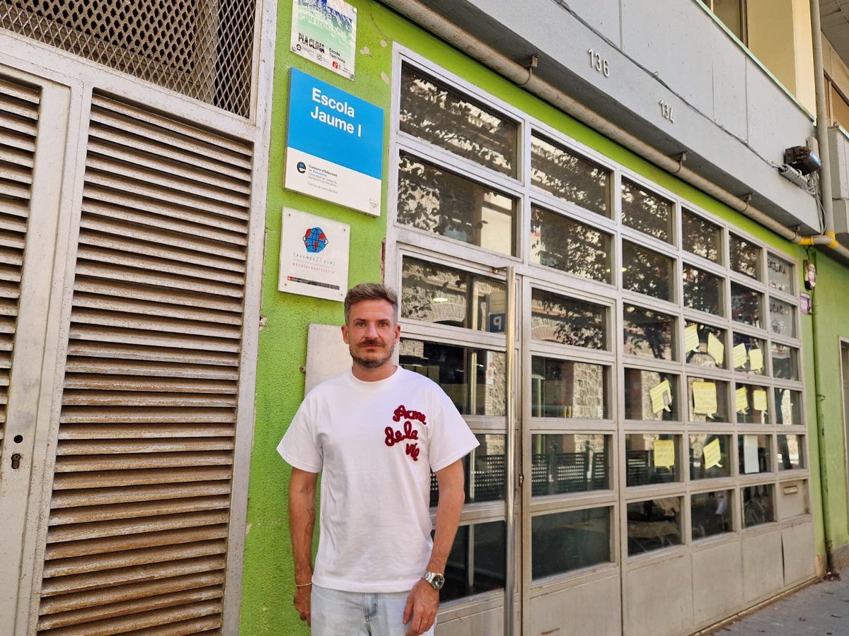sants3radio's tweet photo. Més de 8 milions d'euros per transformar i climatitzar els centres educatius de Sants-Montjuïc durant aquest curs.🏫🏗️
Al #SantsMontjuïcAlDia en @PauGatell entrevista a @EscolaGayarre i @escolajaume1r.

🎧Audio👉https://t.co/jRj9jED7Nw
📰Notícia📸👉https://t.co/jtK7F6XwQc https://t.co/6jAPawVx3l