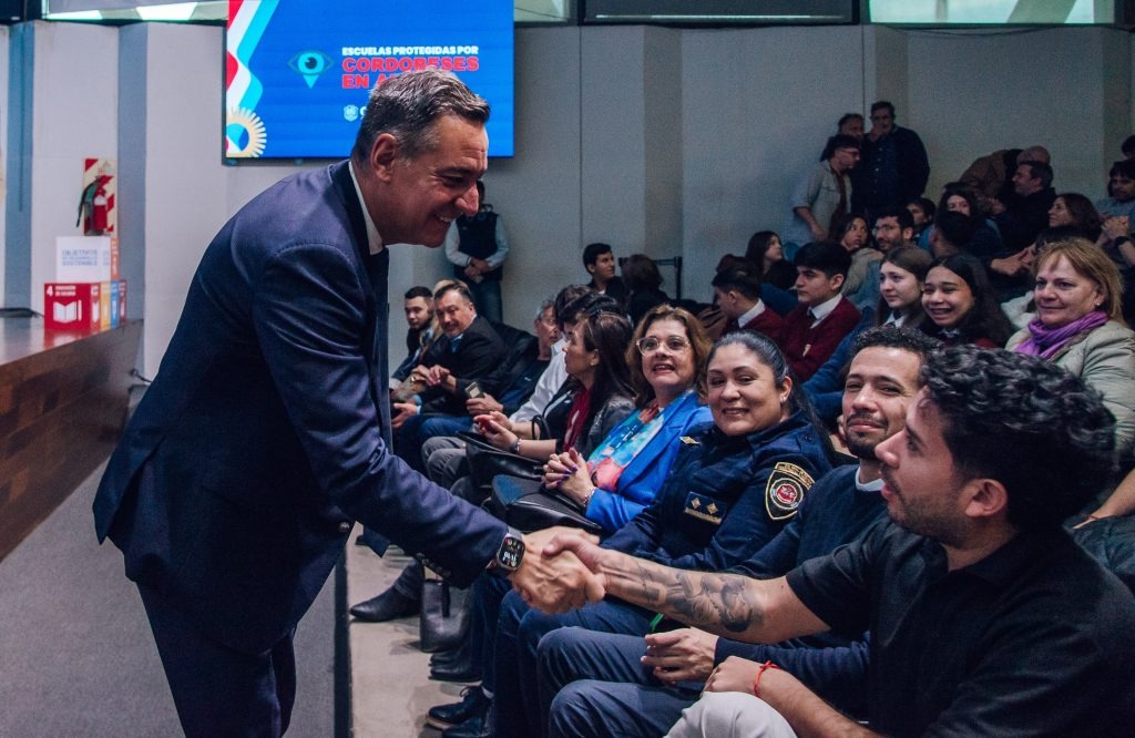 gobdecordoba's tweet photo. Pusimos en marcha la segunda etapa de Escuelas Protegidas por #CordobesesenAlerta.👁️‍🗨️

🏫La iniciativa contempla la capacitación de 70 nuevas escuelas secundarias públicas y privadas de la ciudad de Córdoba.

Tiene como objetivo fortalecer la prevención y la seguridad en los entornos educativos mediante la participación activa de estudiantes, docentes, directivos y familias.🙌🙋‍♀️

Con las nuevas incorporaciones, llegará a un total de 161 instituciones educativas.✅

#HacerParaCrecer