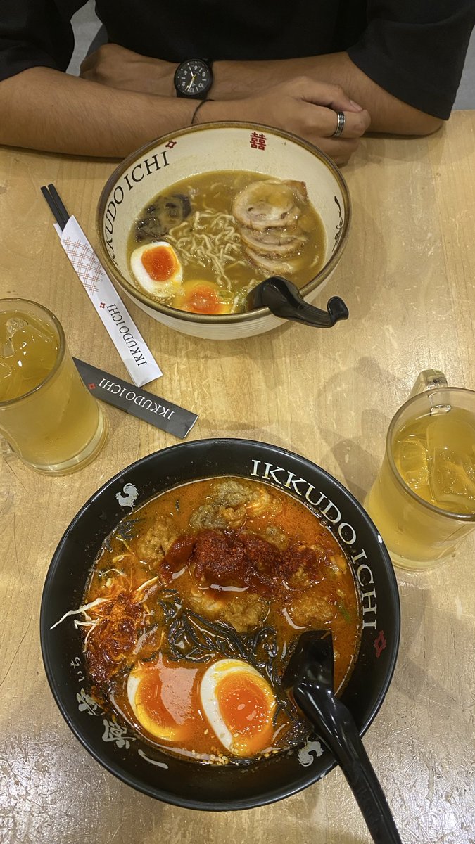 rnqaxx's tweet photo. rela nyamperin dr ambon ke jkt jst bcs his girl got her period on day one. be so fucking serious, sorry but this level of effort is actually insanee https://t.co/tPQjLukNRp