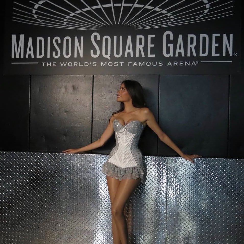 bilslocket's tweet photo. she released an album (+ deluxe), she completed a world tour, sold out her dream venue, and got her fornite skin. oh it’s madison beer’s year. https://t.co/xcT2st2j9N
