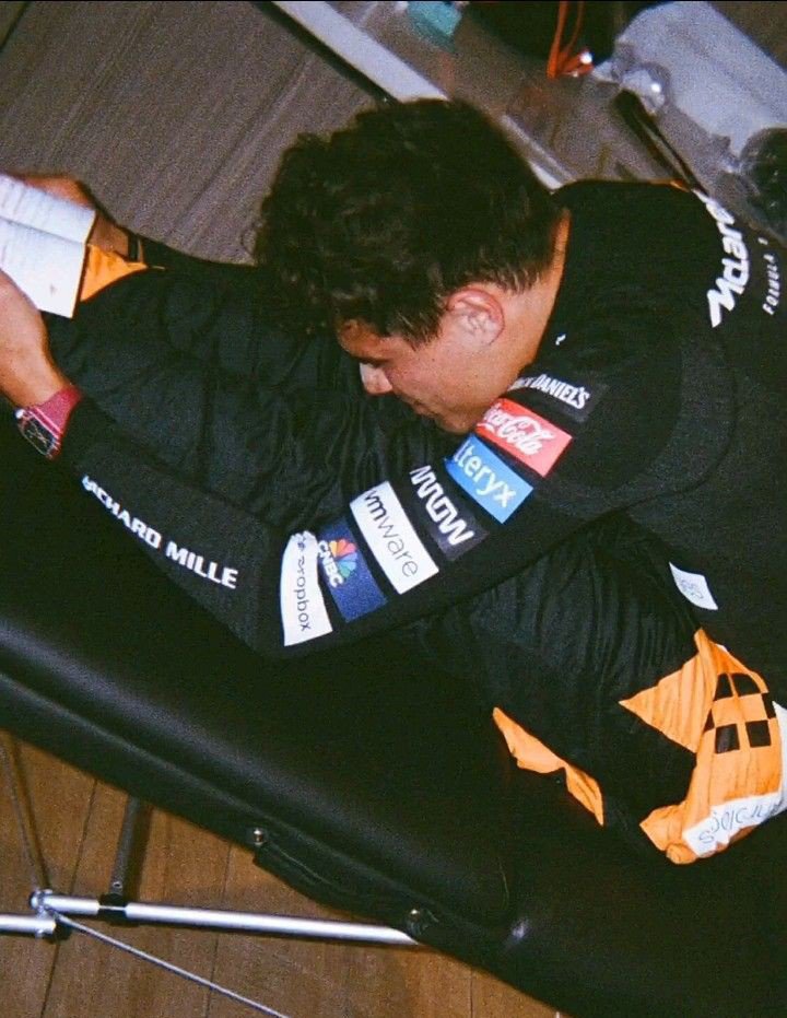 Ln1Green's tweet photo. Just a reminder that Lando is very flexible 🙂‍↕️ https://t.co/HocjNJ69nZ