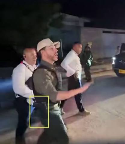 rgestioncol's tweet photo. 🚨 Santa Marta amaneció bajo fuerte presencia militar tras el paro armado atribuido a las ACSN.

Se reportaron quema de vehículos, bloqueos, amenazas y afectaciones al transporte y comercio.

El Gobierno ordenó militarizar la ciudad.

#SantaMarta #ACSN #Colombia #Seguridad https://t.co/6F9WMlXVFY