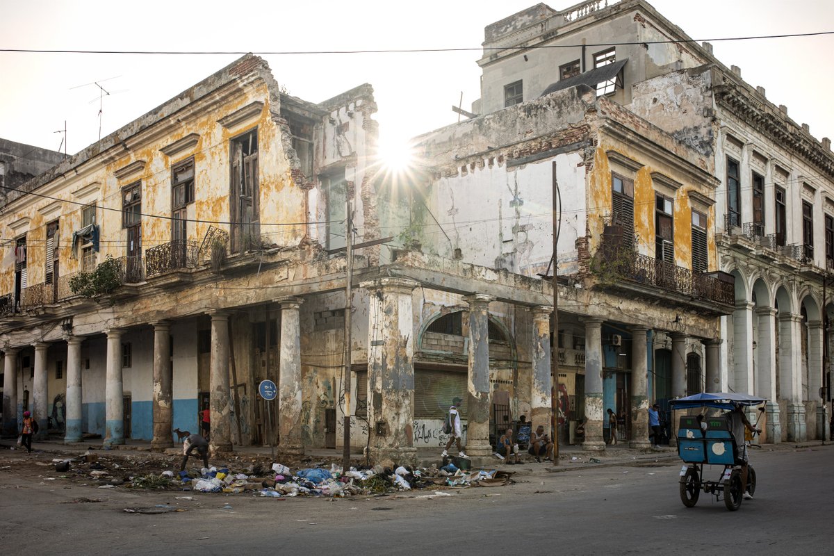 RUIDOPhoto's tweet photo. Náufragos en La Habana

En esta crónica de Carlos Martínez para @_elfaro_ , con fotos de @Pau_RUIDOPhoto, recorremos La Habana junto a los deportados de Trump, aquellos que escaparon de Cuba en 2021 y que se han visto forzados a volver a un país que no reconocen. https://t.co/eqxg6zWRSH