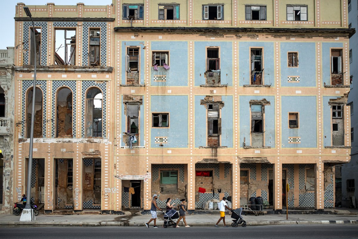 RUIDOPhoto's tweet photo. Náufragos en La Habana

En esta crónica de Carlos Martínez para @_elfaro_ , con fotos de @Pau_RUIDOPhoto, recorremos La Habana junto a los deportados de Trump, aquellos que escaparon de Cuba en 2021 y que se han visto forzados a volver a un país que no reconocen. https://t.co/eqxg6zWRSH