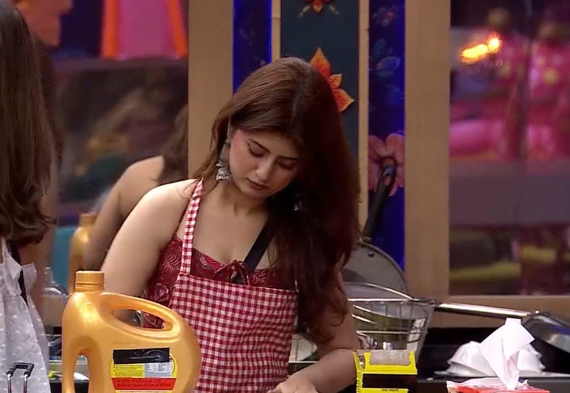 TheBiggBossGirl's tweet photo. This girl is a hustler and a fighter for sure. Amrapali challenged her and she said accepted. 

#BB20 | #BiggBoss20 https://t.co/5BAZLLW1pB