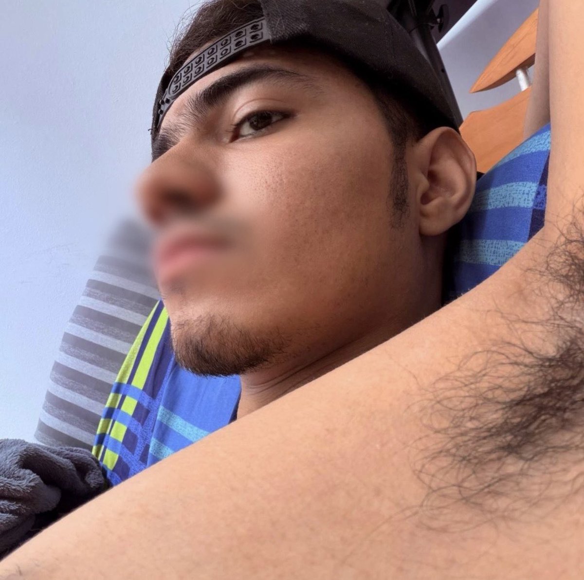 hornyDiego2005's tweet photo. Quien para comernos a besos en la U despues de clases? https://t.co/9Fj8O55T5M